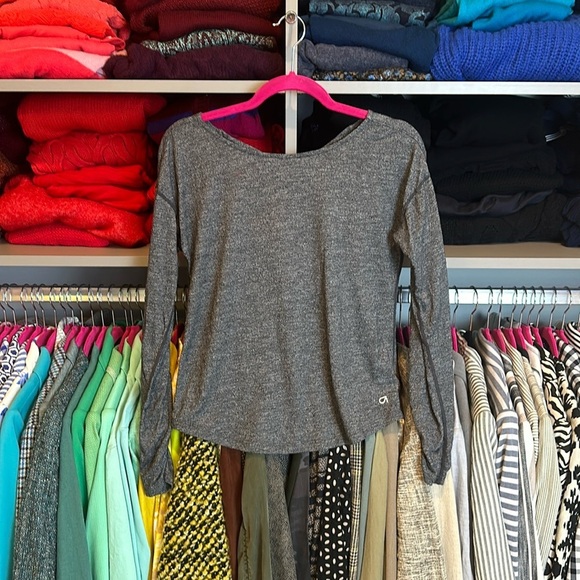 Gap Fit gray athletic long sleeve cross crossed back top size S - Picture 1 of 3